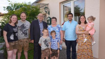 Bild: fvo
Max Kick (Dritter von links) feiert im Kreise seiner Familie seinen 70. Geburtstag