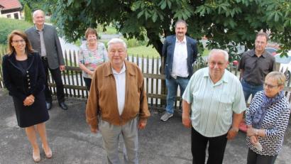 Bild: dl
Langjährige Mitglieder sind beim CSU-Ortsverband Thanstein geehrt worden. Das Bild zeigt (von links) Bundestagskandidatin Martina Englhardt-Kopf, Bürgermeister Walter Schauer, Hilde Ring, Josef Reimer, CSU-Ortsvorsitzenden Josef Reitinger, Albert Schafbauer, Dritten Bürgermeister Martin Winter und Marianne Schafbauer.