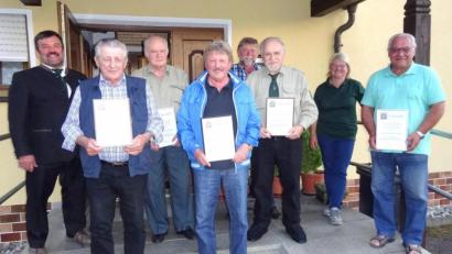 Bild: fjo
Beim Schützenverein Pfrentsch sind (mit Urkunden, von links) Josef Preßl, Gerhard König, Bernhard Burger, Gerhard Krämer und Manfred Scholz jetzt Ehrenmitglieder.
