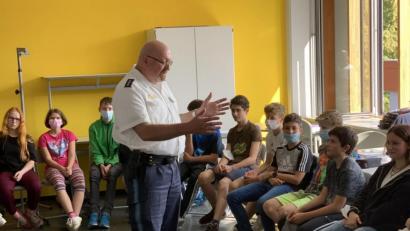 Bild: StD Hans-Jürgen Schmelzer/exb
Polizeihauptkommissar Wolfgang Trottmann warnte vor den Gefahren von Alkohol sowie weichen und harten Drogen.