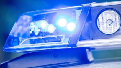 Bild: Lino Mirgeler
Ein Blaulicht leuchtet auf dem Dach einer Polizeistreife. Foto: Lino Mirgeler/dpa/Symbolbild