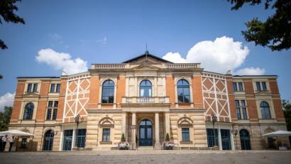 Bild: Daniel Karmann/dpa
Das Bayreuther Festspielhaus. Am 25.07.2021 beginnen die Bayreuther Festspiele.