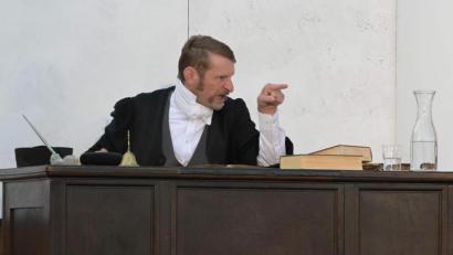 Bild: u
Mal gelassen, mal streng, mal augenzwinkernd, mal aufgebracht - wahrlich authentisch in Mimik wie Gestik agierte Christian Gnan auf der Festspielbühne in der Rolle von Amtsgerichtsrat August Stierhammer.