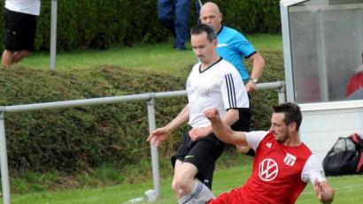 Bild: heh
Der TSV Konnersreuth tat sich beim 2:0-Sieg gegen Aufsteiger ATSV Tirschenreuth lange schwer. Hier klärt Tobias Wenisch (rotes Trikot) gegen Gästespieler Phillip Kraus.