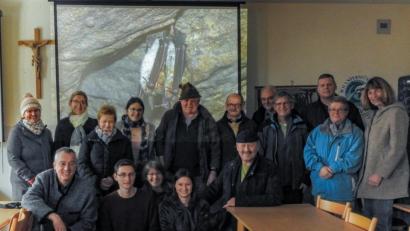 Bild: bjp
Eine erfolgreiche Fledermaus-Winterzählung erfordert solide Artenkenntnis. Worauf dabei zu achten ist, erläuterte FledermausberaterMarkus Liebl (vorne links) 18 Naturfreunden aus der ganzen Nordoberpfalz bei einem Seminar der Trabitzer LBV-Gruppe. Bild: bjp