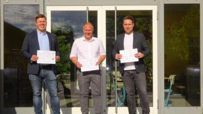 Bild: ads
Groß ist die Freude bei Bürgermeister Marcus Eichenmüller (Mitte) und den beiden städtischen Jugendbeauftragten Thomas Hottner (links) und Daniel Hutzler, dass heuer wieder ein Ferienprogramm mit einem spannenden und breitgefächerten Angebot für eine herrliche Ferienzeit daheim sorgt.