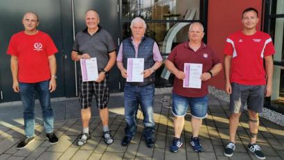 Bild: mde
Die Vorsitzenden Rainer Kische (links) und Johannes Kreuzer (rechts) konnten in der Jahreshauptversammlung einige Mitglieder für ihre langjährige Treue ehren. Urkunden nahmen Josef Forster, Karl Geißler und Stefan Schleser (von links) entgegen.