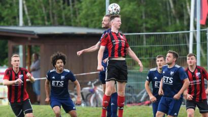 Bild: Büttner, Gerhard
Thomas Lorenz (vorne Mitte) vom SC Luhe-Wildenau und der Kulmainer Andreas Ditschek im Kopfballduell. Die Kulmainer siegten überraschend beim Sportclub.