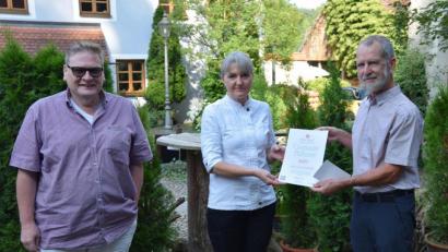 Bild: bö
Die Hohenburger Hammermühle von Thomas und Beate Schaller ist im Genussführer 2021 des Vereins Slow Food Deutschland zu finden (von links): Ralf Hartleb, Leiter der Testgruppe Oberpfalz, Beate Schaller und Ulrich von Spiessen bei der Auszeichnungsverleihung.
