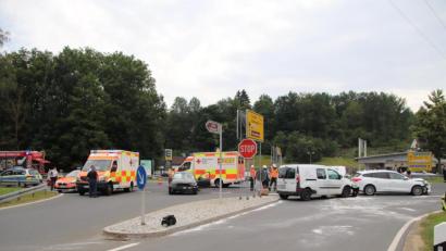 Bild: Jürgen Masching
Zwei Verletzte, drei demolierte Autos und eine Totalsperrung sind die Kurzbilanz eines Unfalls am Samstag in Eschenbach an der Rußweiher-Kreuzung.