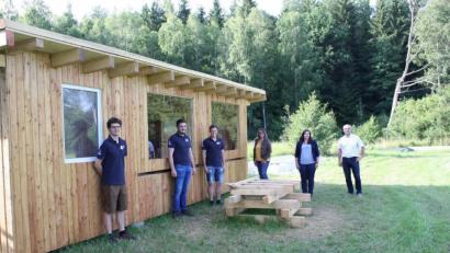 Bild: bjp
Mit gutem Grund stolz sind Andreas Wolf, Fabian Dötsch und Michael Wolf (von links) vom Leitungsteam der Trabitzer LBV-Gruppe auf deren Streuobstwiesen-Projekt. Georg Braunreuther (ALE Oberpfalz), Birgit Plößner (ILE VierStädtedreieck) und Bürgermeisterin Carmen Pepiuk (von rechts) lobten beim Besuch des Geländes am Grünbach das durchdachte Konzept der Anlage, zu der auch ein solides Bienenhaus gehört.