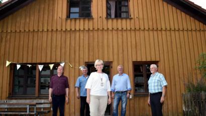 Bild: Picasa
Das Naturfreunde- Wanderheim in Trauschendorf ist jedes Jahr gut gebucht. Nur im Jahr 2020 schwächelte die Belegung wegen der Pandemie. Vor dem Heim: Vorsitzender Christian Weidner, 2. Vorsitzender Herbert Schmid, Sabine Zeidler, Heiner Vierling und Hausreferent Günther Grabs (von links).