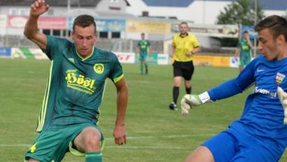 Archivbild: gb
Der SV Mitterteich ist mit einem 2:1-Sieg beim 1. FC Herzogenaurach in die neue Landesliga-Saison gestartet. Kapitän Manuel Dürbeck (links) erzielte beide Treffer. Später schied der Kapitän mit einer Adduktorenverletzung aus.