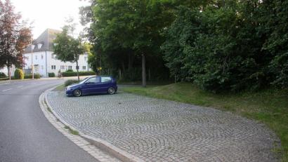 Bild: wro
FW-Marktrat Markus Schäffler empfahl die Parkplätze im Bogen der Haupt- bzw. Tonwerkstraße aufzuheben. Einfachste Lösung - so der Kommunalpolitiker - wäre das Aufstellen von Pflanztrögen.