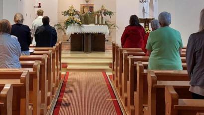 Bild: exb
"Wir lassen nichts ausfallen, wir lassen uns was einfallen!" Um die Abstände einzuhalten, hatten sich die Sängerinnen auf der Empore und im Kirchenschiff verteilt.