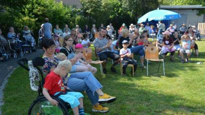 Bild: jr
Großes Publikum am Freitagvormittag im Schulgarten des Lebenshilfe.