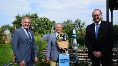 Bild: bey
Landrat Roland Grillmeier, Tirschenreuth (links) und Landrat Andreas Meier (Neustadt/WN verabschieden den langjährigen Geschäftsleiter des Zweckverbandes zur Wasserversorgung der Steinwaldgruppe, Bernhard Eigner, in den Ruhestand, der eigentlich schon am 1. März 2021 begonnen hat.