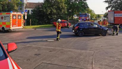 Bild: mde
Zu einem Verkehrsunfall mit zwei beteiligten Fahrzeugen und zwei Verletzten kam es am Freitagabend im Kreuzungsbereich Pommernstraße/Goldbergstraße nahe des Kemnather Schulzentrums am Rande des dortigen Siedlungsgebiets.