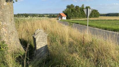 Bild: fvo
Das Metallkreuz am sogenannten Madlkreuz an der Einfahrt von der Staatsstraße nach Lennesrieth ist verschwunden