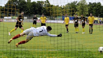 Bild: Hubert Ziegler
Unhaltbar für den Burglengenfelder Torhüter Sebastian Rötzer verwandelte FC-Torjäger Dennis Kramer (links hinten) einen Foulelfmeter zum Tor des Tages.