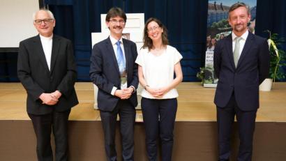 Bild: DJDS AMBERG
Bei der Verabschiedung (von links): Domdekan Prälat Johannes Neumüller, Günter Jehl mit Ehefrau Stefanie Jehl und der neue Leiter der Decker-Schulen, Oberstudienrat Hans Kistler.