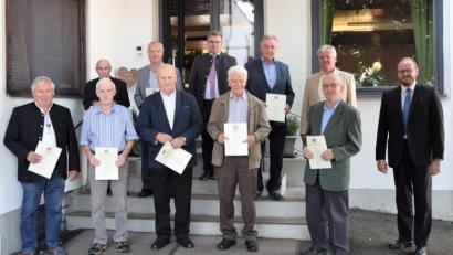 Bild: Landratsamt Neustadt a.d.Waldnaab / Marcel Weidner/exb
Landrat Andreas Meier ehrt langjährige Feldgeschworene.