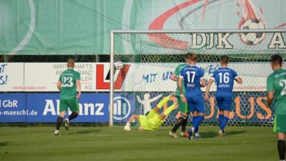 Bild: Andreas Brueckmann
Da hat es noch nicht geklappt, nach nicht mal fünf Minuten traf die DJK nur den Innenpfosten.