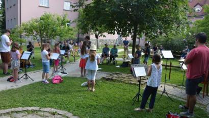 Bild: jr
Elf Kinder musizierten am Freitagnachmittag mit ihrer Sopranblockflöte beim Sommerkonzert im Garten des Kinderhauses „Die kleinen Hankerler“. Zahlreiche Zuhörer belohnte das Gehörte mit viel Beifall. Keine Frage, der musikalische Nachwuchs der Stadtkapelle ist auf dem richtigen Weg. Im Bild die Blockflötenspieler mit ihrer Leiterin Christa Hinz.