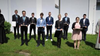 Bild: ubb
Pfarrerin Dr. Stefanie Schön (links) und Diakon Fritz Lieb (rechts) mit den neun Konfirmanden. Im Bild: (hinten von links) Elias Münch, Simeon Franz, Timo Koller (Heimhof), Cedric Konradt, Jonas Häckl sowie (vorne von links) Moritz Hinrichsmeyer, Nils Blumentritt, Marlene Züllich und Alexia Martin.
