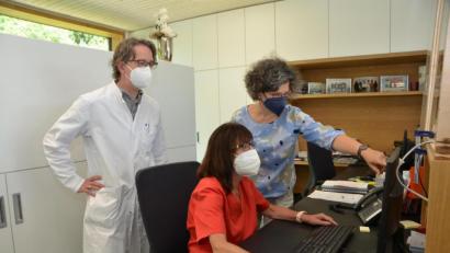 Bild: dob
Bauherrin Katrin Poschenrieder (rechts) und Allgemeinmediziner Martin Poschenrieder (links) klären mit der Medizinischen Fachangestellten Beate Wallner, die seit 38 Jahren in der Praxis arbeitet, letzte Vorbereitungen zur Einweihung ab.
