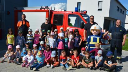 Bild: jr
Besuch vom Kinderhaus Pechbrunn erhielt die Feuerwehr Groschlattengrün..