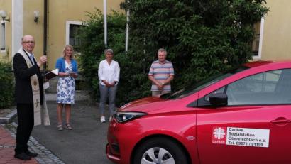 Bild: Portner
Pfarrer Herbert Rösl segnet das erste Elektroauto im Fuhrpark der Caritas-Sozialstation Oberviechtach in Anwesenheit von Vorsitzenden Hubert Ruml, Geschäftsführerin Claudia Reiter (Mitte) und Pflegedienstleiterin Christiane Böhm.