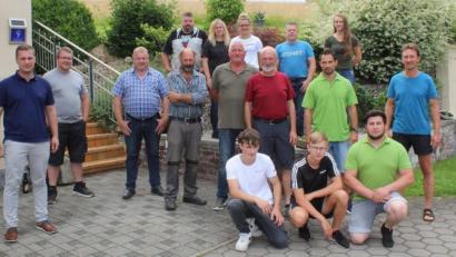 Bild: soj
Bürgermeister Wolfgang Söllner (links) bedankte sich nochmals bei den zahlreichen Helferinnen und Helfern, die viele freiwillige Arbeitsstunden im Freibad geleistet haben, mit einem Essen.