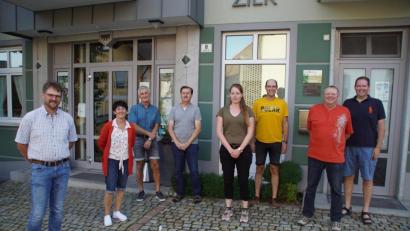 Bild: mmj
Zweiter Bürgermeister Christian Ring (links) dankte der Vorstandschaft mit Vorsitzenden Helmut Betz (Zweiter von rechts) für die Führung des Theatervereins.