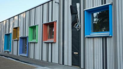 Bild: Hirsch
Die neue Kindertagesstätte in Fronberg ist fast fertig und soll im September in Betrieb gehen. Sie schließt eine weitere Lücke im Betreuungsangebot der Stadt Schwandorf für Vorschulkinder.