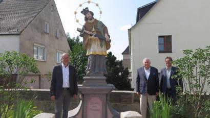 Bild: jzk
Bürgermeister Roman Schäffler (links) bedankte sich bei Stefan Prechtl – in Vertretung seines Vaters Peter Prechtl – und Max Ponnath (von rechts) für die gelungene Sanierung der Nepomuk-Statue.