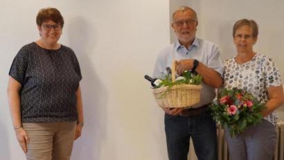 Bild: wel
Für die Verdienste um seine Heimatgemeinde hat Altbürgermeister Johann Graßl die Kommunale Verdienstmedaille erhalten. Bürgermeisterin Anita Forster (links) würdigte das Engagement bei der Gemeinderatssitzung und dankte auch Ehefrau Anita.