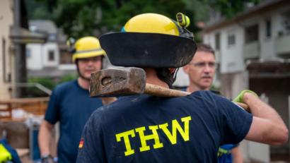 Symbolbild: Harald Tittel/dpa
Da wird angepackt: Ein THW-Helfer beim Aufräumen nach dem Hochwasser im Trierer Stadtteil Ehrang.