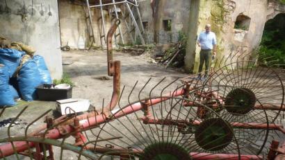 Bild: mad
Bürgermeister Maximilian Beer (hinten, rechts) auf dem Areal der alten Mühle in der Wassergasse. Die Marktgemeinde hat das ehemalige Wohnhaus erworben und plant den Abriss.