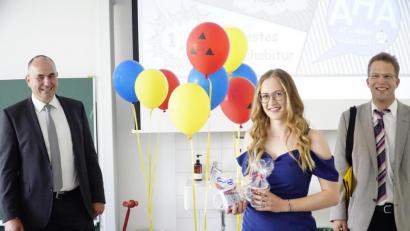 Bild: jr
Schulleiter Michael Schmidt (links) und sein Stellvertreter Peter Braune (rechts) freuen sich mit Olivia Reger, die nicht nur im Profilfach Physik das beste Ergebnis erzielte, sondern auch insgesamt das beste Fachabitur (1,47) der BOS Marktredwitz ablegte.