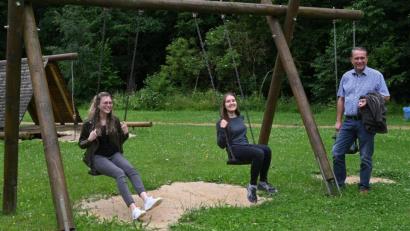 Bild: gf
Soweit es das Wetter zulässt, wird der „Dschungel“ nach draußen verlegt, etwa auf den Spielplatz in der St.-Michael-Straße. Bürgermeister Hermann Böhm (rechts) stellte den KoJa-Jugendbetreuerinnen Sarah Trach (links) und Barbara Kirchgäßner (Zweite von links) unter anderem auch den Spielplatz an der St.-Michael-Straße vor.