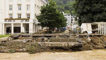 Bild: Philipp von Ditfurth/dpa
Abgerissener Brückenkopf vor dem Hotel Steigenberger in Bad Neuenahr: Ist eine Unterkunft wegen Flutschäden nicht nutzbar, besteht ein Kündigungsrecht.