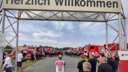 Bild: Kreisbrandinspektion Neustadt/WN
Eine Übersichtsaufnahme von den eingesetzten Einsatzkräften, im Hintergrund einige Einsatzfahrzeuge, die nach NRW aufbrechen werden.