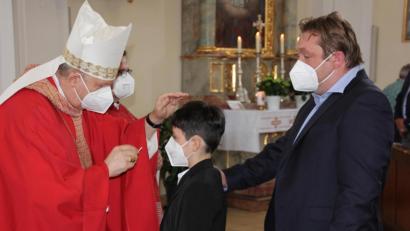 Bild: kro
Weihbischof Reinhard Pappenberger spendete 47 Jugendlichen das Sakrament der Firmung in der Kirche St. Bartholomäus in Hohenthan.
