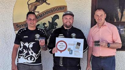 Bild: wec
Bürgermeister Erich Meidinger (rechts) übergibt 300 Luca-Anhänger an die Spielvereinigung, hier vertreten durch Matthias Sturm (Mitte) und einem Kollegen. Damit kann das aufwendige Registrieren von Zuschauern, Spielern und anderen Beteiligten vor jedem Spiel schnell und sicher abgewickelt werden.