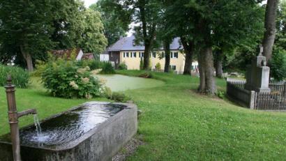 Bild: fpoz
In Lengenfeld sollen die Wegeführung geändert und der Bereich beim Kriegerdenkmal neu gestaltet werden.