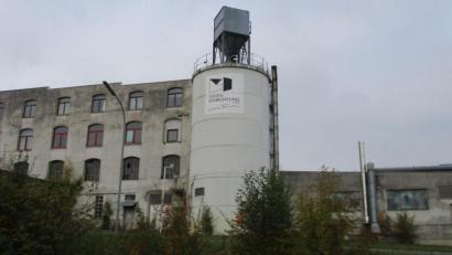Archivbild: kkl
Ein Bild aus vergangenen Tagen: Die Media-Brache prägte lange Zeit das Ortsbild Neusorgs. Mittlerweile ist dieser Teil der ehemaligen Fabrik abgerissen.