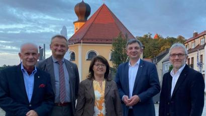 Bild: Völkl
Maria Schlögl (Mitte) führt nun den Lions Club Oberpfälzer Wald. Ihr zur Seite steht als Vize Roman Sorgenfrei (rechts). Der bisherige Präsident Manuel Lischka (Zweiter von rechts) ist nun Clubsekretär, Walter Brey (Zweiter von links) fungiert als Clubmaster. Links im Bild der bisherige Vizepräsident Peter Eckstein.
