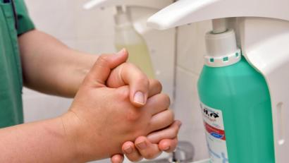 Symbolbild: Patrick Pleul/dpa
Hygiene hilft gegen Viren und gegen Keime.