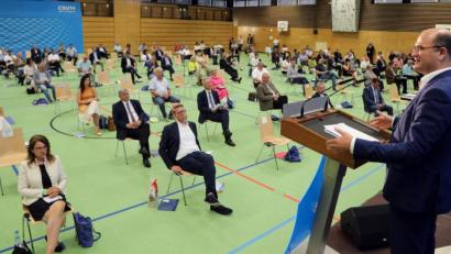 Bild: Götz
Der CSU-Bezirksparteitag Oberpfalz tagt in Schwandorf und wählt Finanz- und Heimatminister Albert Füracker (rechts) für weitere zwei Jahre zum Vorsitzenden..